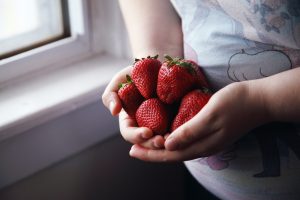 Zapomeňte na piškoty a rohlíky: Výživa batolete nemusí být věda, ale tohle by opravdu jíst nemělo