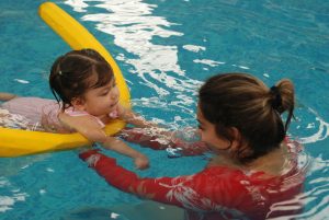 Kdy začít s plaváním miminek – doporučení pediatrů a nejlepší kurzy v ČR